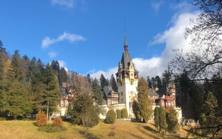 Zamek Pelesz jest warty odwiedzenia. Jest to jeden z najciekawszych obiektów w Rumuni. 